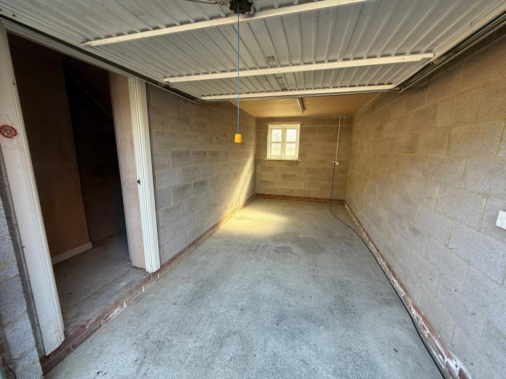 Lot: 136 - VACANT TWO-BEDROOM COACH HOUSE APARTMENT WITH GARAGE - Garage parking to rear with store room